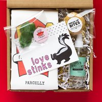 Breakup Geschenkbox Love Stinks Pflegepaket Mit Wattepad & Körperspray von Parcelly