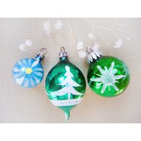 3 Vintage Christbaumkugel, Grün Und Blau Spielerei, 1950, Retro Weihnachten, Kugeln, Weihnachtsbaum, Glänzt, Polen, Stern, Blume 3 Vintage Christbaumkugel, Grün Und Blau Spielerei, 1950, Retro Weihnachten, Kugeln, Weihnachtsbaum, Glänzt, Polen, Stern, Blume von ParisLafayette