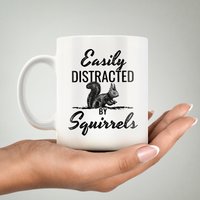 Eichhörnchen-Tasse Leicht Abgelenkt Von Eichhörnchen, Waldtier von PartyBrew