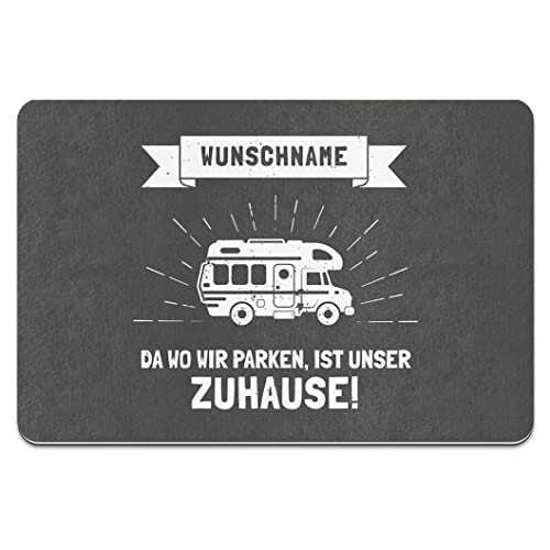 Partycards Auffallende, lustige Fußmatte mit Wunschnamen – Geschenk zum Einzug – Hochzeitsgeschenk – Für Boot Wohnwagen Wohnmobile Fußmatte Da wo wir parken (randlos, 60 x 40cm) von Partycards