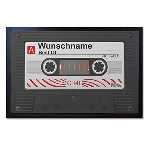 Partycards Auffallende, lustige Fußmatte mit Wunschnamen – Geschenk zum Einzug – Hochzeitsgeschenk – Für Boot Wohnwagen Wohnmobile Fußmatte - Kasette (mit Gummirand, 60 x 40cm) von Partycards