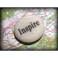 Semi-Precious Inspire Stein Mit Online Tracking | Einzigartiges Pay-It-Forward Geschenk Graviertes Wort von PassItOnwordStones