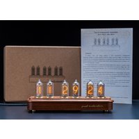 Nixie Tube Uhr in Thermoash Und Messinggehäuse Premium Wecker Einzigartige Luxus Geschenk Holzuhr Bürouhr In-14 von PastIndicatorUSA