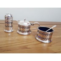 Vintage William Suckling Ltd Cruet Set, Massives Silber Condiment Salz Pfeffer Und Senf, Mit Blauen Leinen Löffeln, 1942 von PastNFutureUK