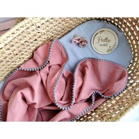 Alte Rosa Baby Musselin Decke, Bio Baumwolle Swaddle Decke Mädchen, Personalisierte Sommerdecke, Pom Neues Mädchen Geschenk von PastelBabyStudio