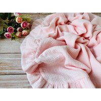 Musselin Baby Mädchen Decke, Personalisierte Weiche Bio-Baumwolle Babydecke Mit Rüschen, Vintage - Perfektes Neues Geschenk von PastelBabyStudio
