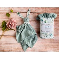 Personalisierte Neugeborenen Geschenk - Weiche Baby Rüschen Decke Und Hasen Tröster, Tier Liebling, Musselin Eukalyptus Druck von PastelBabyStudio