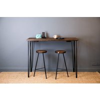 Rustikale Frühstücksbar Aus Holz Mit Hairpin Legs Und Barhockern. Hoher Tisch Für Stehhöhe Oder Barhocker. Esstisch Hocker Set von PastosCo