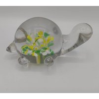 Vintage Schildkröte Kunst Glas Briefbeschwerer Gelb Grün Blume Sea Life von PatacakeGiftsVintage