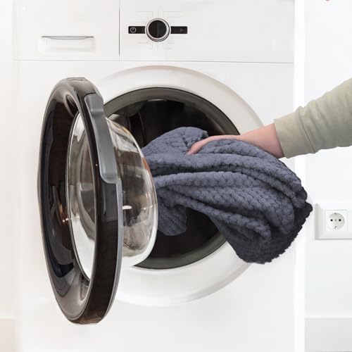Weiche und warme Jacquard-Flanelldecke, ideal für Haustiere, bietet Komfort und Schutz auf Betten oder Sesseln. von Patapalooza