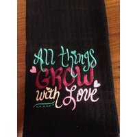 Alle Dinge Wachsen Mit Liebe Besticktes Handtuch von PatchesCountryDesign