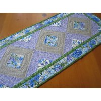 Tischläufer Handgemachter Blumen Läufer Gesteppt Blau Lila Geburtstagsgeschenk von PatchworkMountain