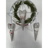 Graue Herzen Zum Hängen Mit Weihnachtlichen Stoff Motiven Von Acufactum von Patchworkschmiede