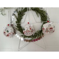 Runde Niedliche Stoffanhänger Mit Acufactum Weihnachtszauber Weihnachtsmarkt Stoff Runde Niedliche Stoffanhänger Mit Acufactum Weihnachtszauber Weihnachtsmarkt Stoff von Patchworkschmiede