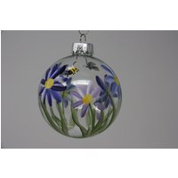 Handgemalte Runde Glas Weihnachtsverzierung, Lila Und Blaue Gänseblümchen-Aster-Blumenverzierung von Paterica2