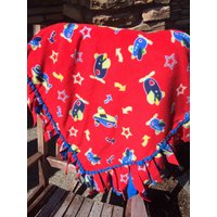 Fleecedecke - Flugzeuge Transport Auf Rot Mit Gewebter Kante von PathfinderGifts