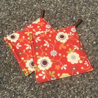 Zwei Topfhalter - Moda Blumen Auf Orange Rot, Mit Schleifen, Personalisierung Verfügbar von PathfinderGifts