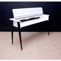 Weißer Klavierständer Mit Abdeckung Und Schwarzen Holzbeinen, Keyboardständer-Schreibtisch, Holz in Sondergröße von PatlayCrafts