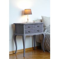 Kleine Vintage Kommode, Chippendale-stil, Grau Fliederfarbener Shabby-Look von PatsPurrables