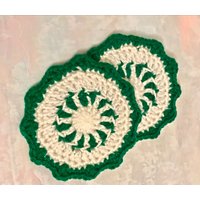 Handgemachte Gehäkelte Weihnachtsuntersetzer Pfefferminz-Design, 2Er-Set Handgemachte Gehäkelte Weihnachtsuntersetzer Pfefferminz-Design, 2Er-Set von PatternsToPretty