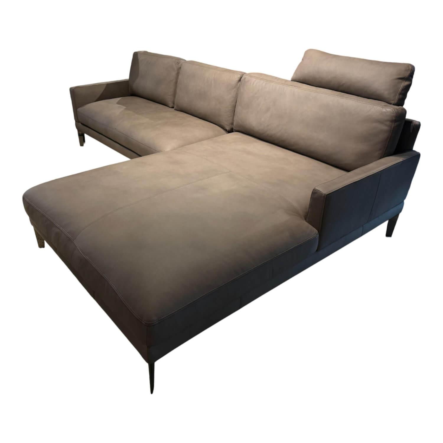 Ecksofa Numa Leder 25 Hazelnut Lantara Braun mit Einsteckkopfstützen Ecksofa Numa Leder 25 Hazelnut Lantara Braun mit Einsteckkopfstützen von Paul Lindberg