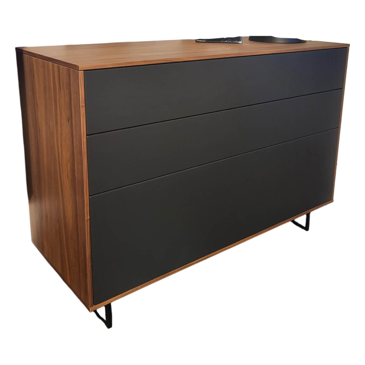 Sideboard pl.Cera Nussbaum Natur Geplankt Front Lack Seidenmatt Anthrazit Metall... von Paul Lindberg