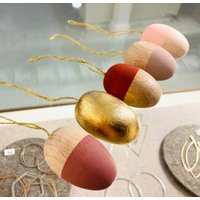 5Er Set Terra Osterdeko Holz Eier Handbemalt Blattgold Terra Mit Band Set Ostereier Osterei 5Er Set Terra Osterdeko Holz Eier Handbemalt Blattgold Terra Mit Band Set Ostereier Osterei von PaulaLouida