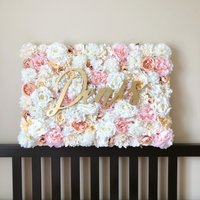 Baby Namen Zeichen, Mädchenzimmer, Blumenwand, Blumenrahmen, Blush Kinderzimmer, Rose Gold Einzigartiges Geschenk Für Sie von PaulettaStore