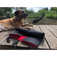 Outdoor Hundedecke To Go in Schwarz/Rot | Leicht Und Kompakt Für Unterwegs Zusammenrollbar, Wasserabweisend, Schmutzabweisend, Waschbar Outdoor Hundedecke To Go in Schwarz/Rot | Leicht Und Kompakt Für Unterwegs Zusammenrollbar, Wasserabweisend, Schmutzabweisend, Waschbar von PaulisaManufaktur