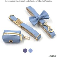 Personalisiertes Graviertes Handgefertigtes Hundehalsband Mit Passender Fliege, Leine Und Kotbeutel in Hell - Dunkelblauem Jean-Design, Für Alle von PawID