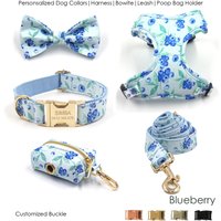 Personalisiertes Handgemachtes Graviertes Hundehalsband, Leine, Fliege, Passendes Geschirr Im Blaubeerdruckmuster, Trendy Für Alle Jahreszeiten von PawID