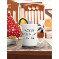 Lustige Hebamme Kaffeetasse - Geschenk Doula Abzeichen Reel Meconium Happens von PawsPrint
