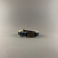 Dunkelgrünes Hanf Hundehalsband Mit Hanfstoff Und Spezialanfertigungen Aus Metall, Handgemachtes Halsband Fichtenstoff von PawsomePetToys