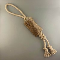 Hundespielzeug Mit Hanfseil Und Kaninchenfell Hundespielzeug Mit Hanfseil Und Kaninchenfell von PawsomePetToys