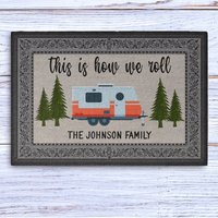 So Rollen Wir Camping Benutzerdefinierte Fußmatte, Willkommensmatte, Benutzerdefinierte Personalisierte Camper Dekor, Fußmatte von Pawsonalize