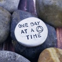 Zinn Nüchternheit Sorgen-stein "Einen Tag Nach Dem Anderen' Taschen Token " von PaytonLeighTreasures