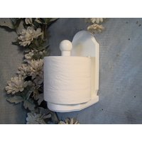 Weißes Holz Vertikale Toilettenpapierhalter von PdiamondJRanch