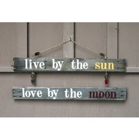 Live By The Sun, Love Moon Hängendes Treibholz Schild, Rustikales Wohndekor, Strand Deko von PeaceLoveDriftwood