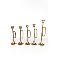 Set Von Fünf Messing Kerzenhaltern | Vintage Boho Mid Century Modern Dekor Kerzenständer Gold Metall von PeachBasketCo