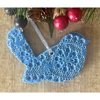 Handgefertigter Blauer Spitzenvogel Aus Keramik, Handgefertigte Verzierung, Verzierungsgeschenk, Verzierungsbörse, Natur Inspiriert von PeachBlossomStudio