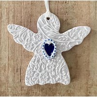 Handgemachte Keramik Engel Ornament Mit Einem Blauen Herzen, Ornament, Andenken Geschenk, Blau Und Weiß, Blumen Handgemachte Keramik Engel Ornament Mit Einem Blauen Herzen, Ornament, Andenken Geschenk, Blau Und Weiß, Blumen von PeachBlossomStudio