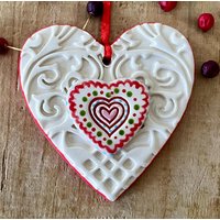 Handgemachte Keramik Herz Ornament Abstraktes Design, Weihnachtsdekoration von PeachBlossomStudio