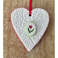 Handgemachte Keramik Herz Ornament Rote Tulpe Ornament, Blumenornament, Andenken Ornament Geschenk Handgemachte Keramik Herz Ornament Rote Tulpe Ornament, Blumenornament, Andenken Ornament Geschenk von PeachBlossomStudio