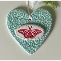 Roter Schmetterling Und Blumenherzverzierung, Handgemachte Verzierung, Keramikverzierung, Andenkenverzierung, Verzierungsgeschenk, Natur Inspiriert von PeachBlossomStudio