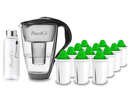 PearlCo - Glas-Wasserfilter (anthrazit) mit 12 Alkaline classic Filterkartuschen + 1 Trinkflasche aus Glas von PearlCo