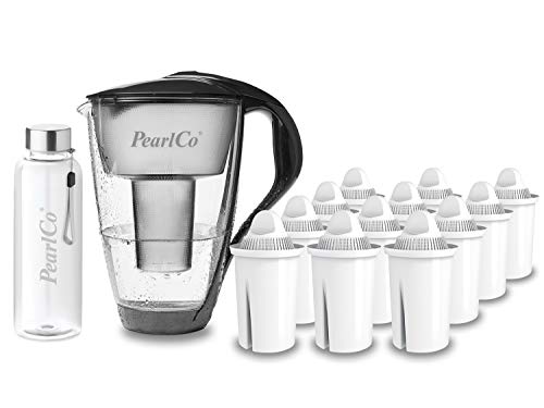 PearlCo - Glas-Wasserfilter (anthrazit) mit 12 Universal classic Filterkartuschen + 1 Trinkflasche aus Glas von PearlCo
