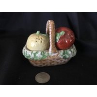 Besetzter Japankorb Mit Obstsalz Und Pfefferstreuern von PeddlerFolks