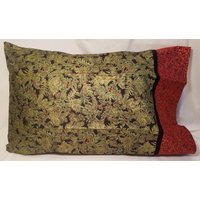 Holly Auf Schwarzem Hintergrund Mit Gold Akzente Standard/Königin Kissenbezug von PedigoCreations