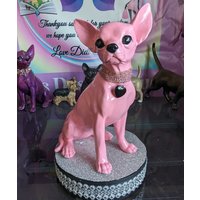 Chihuahua Statue in Babyrosa. Grossformatige Sitzende Pose Mit Strasssteinen Und Auf Wunsch Erhältlichem Farbigen Herzanhänger von PedigreePetsStudio
