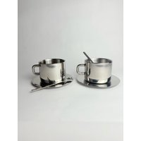 Vintage Edelstahl-Kaffeetassen Mit Untertassen Und Löffeln - Set Aus 2 Inox Espresso-Tassen Retro-Geschenkidee von PekVintage